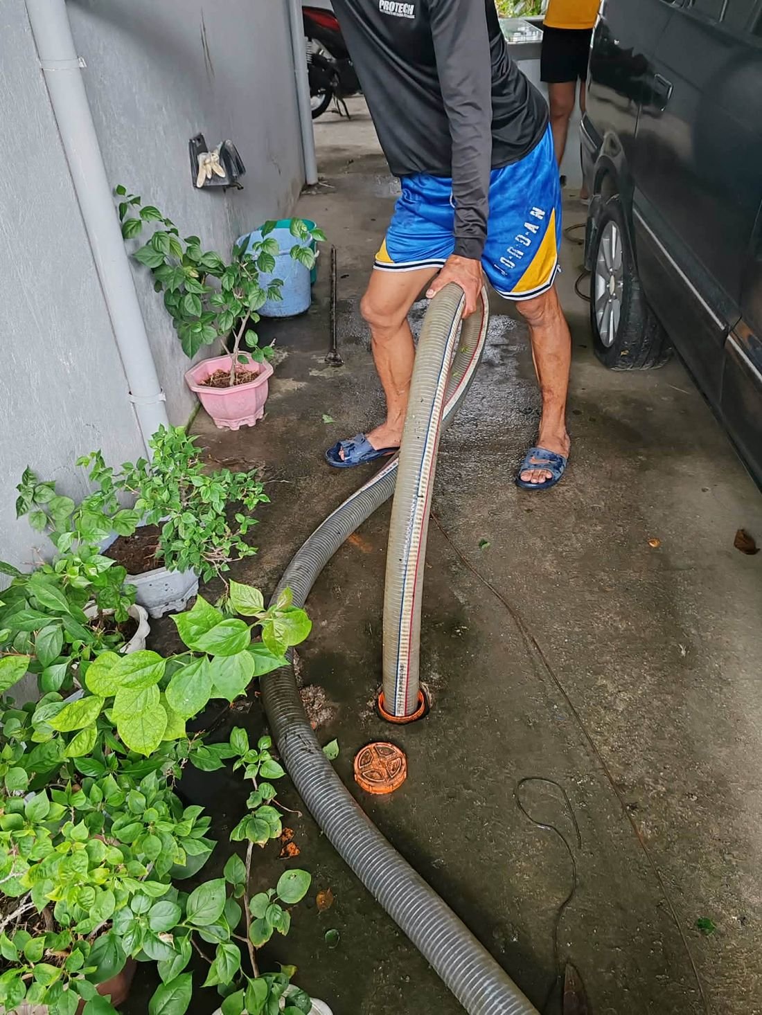 Crew connecting siphoning hose