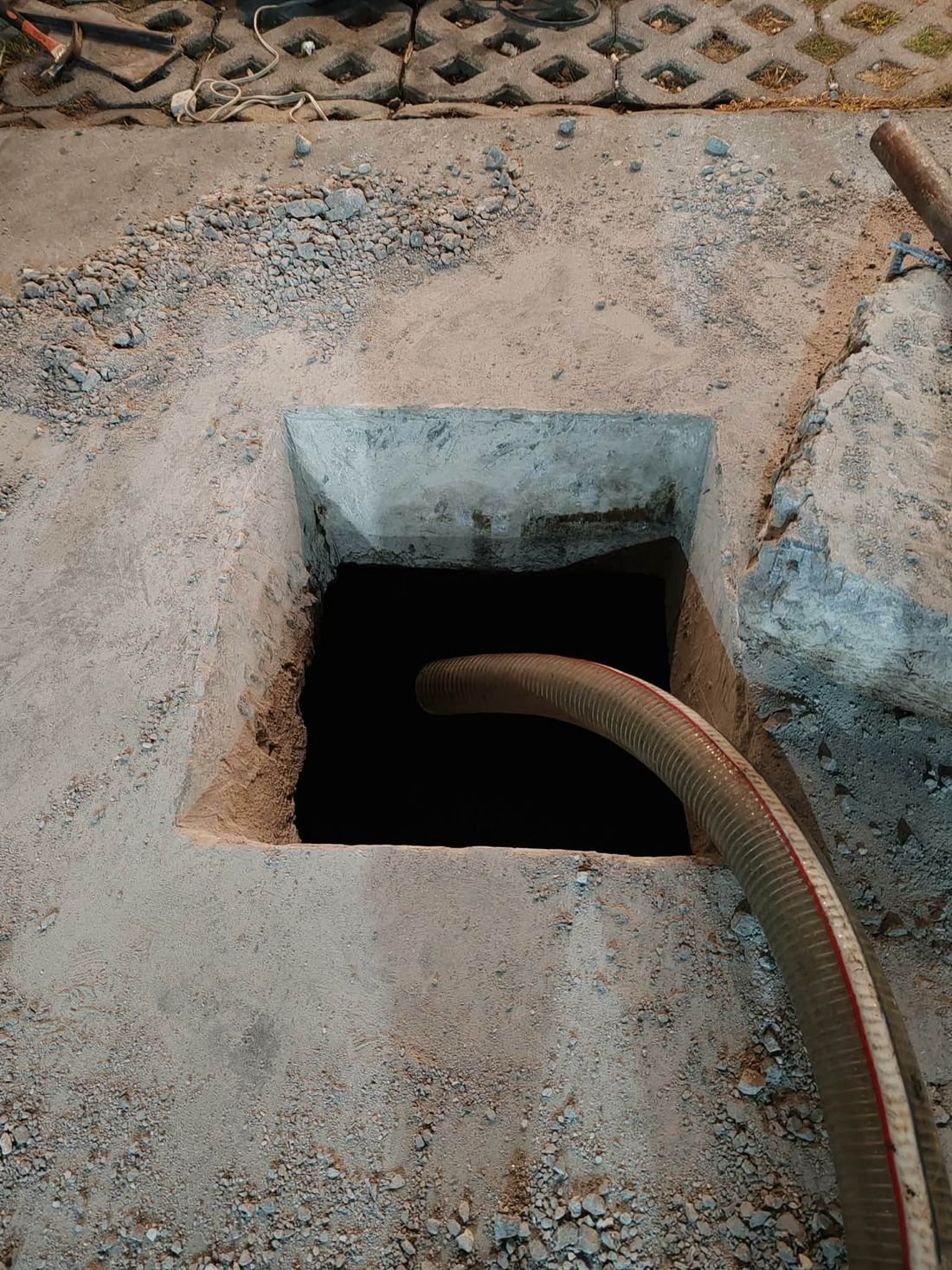 Open manhole siphoning